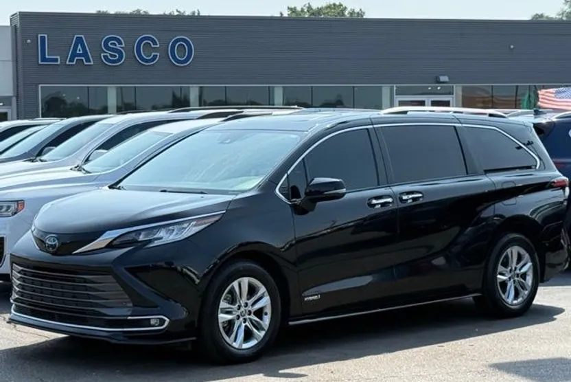 2021 Toyota Sienna Limited photo 1