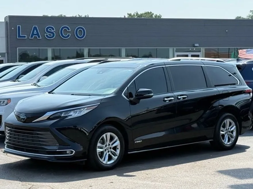 2021 Toyota Sienna Limited photo 1