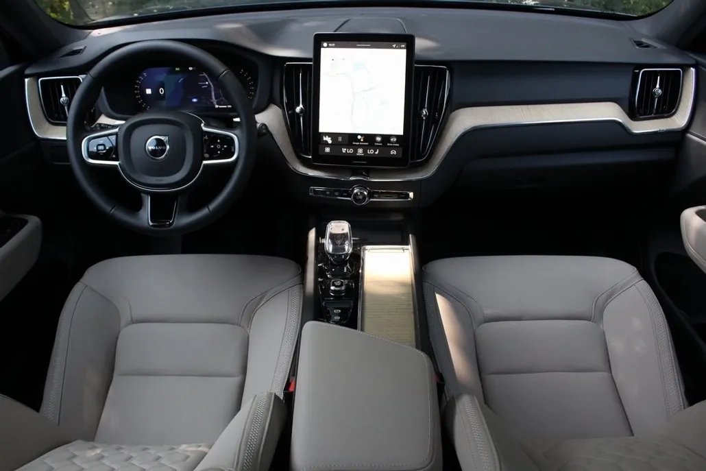 2026 Volvo XC60 B5 Core photo 1