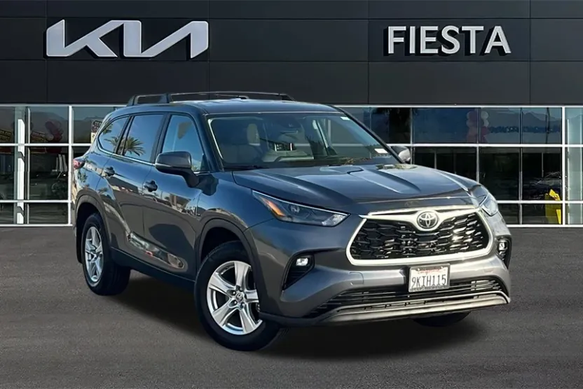 2024 Toyota Highlander LE photo 1