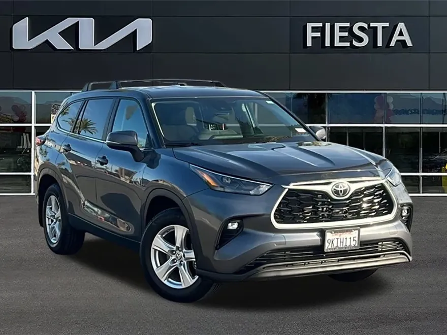 2024 Toyota Highlander LE photo 1