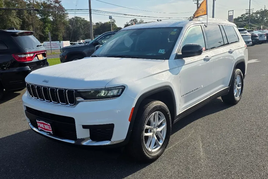2022 Jeep Grand Cherokee Laredo photo 1