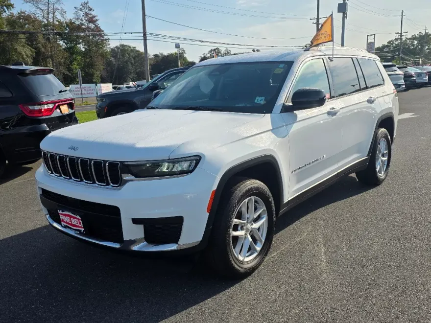 2022 Jeep Grand Cherokee Laredo photo 1