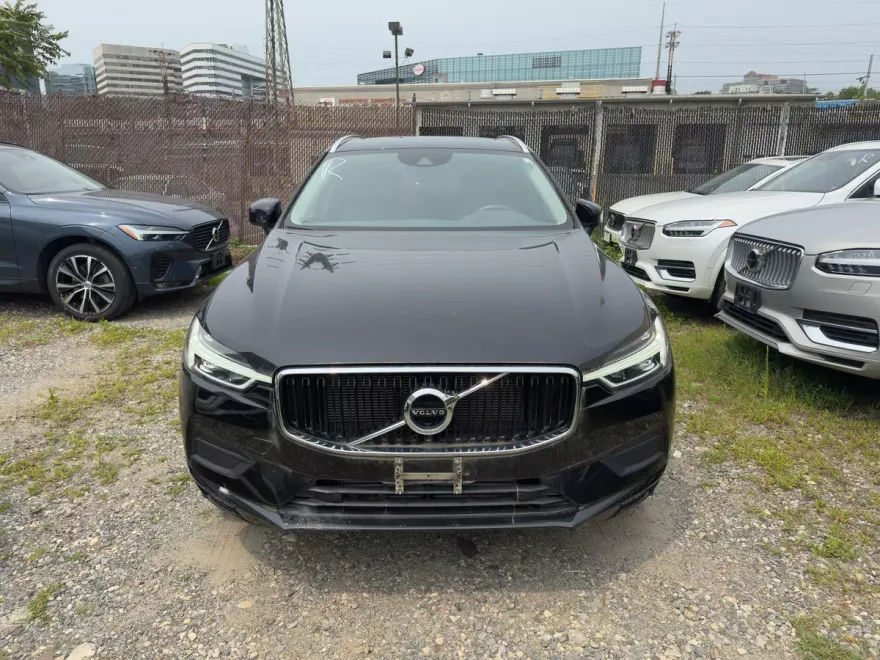 2021 Volvo XC60 T5 Momentum photo 1