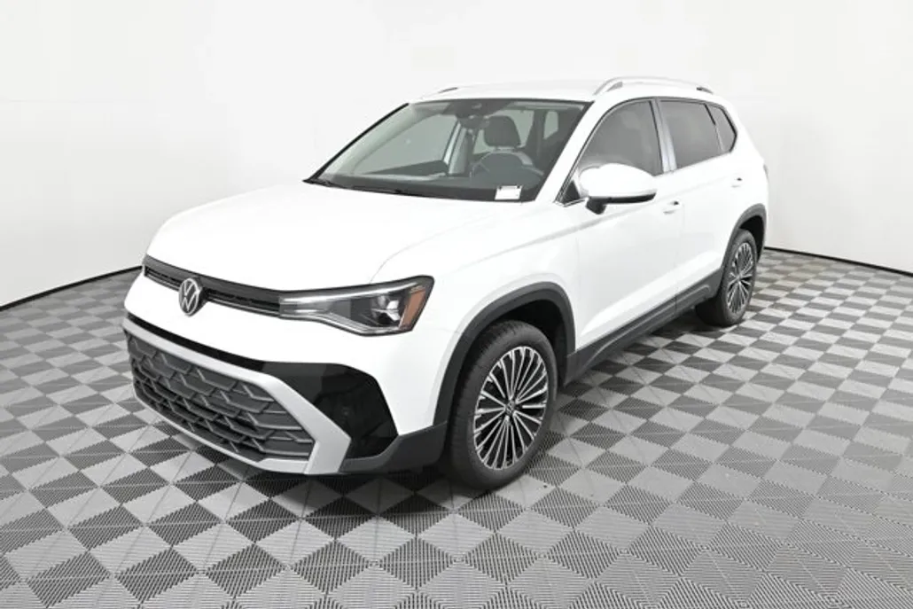 2025 Volkswagen Taos SE photo 1
