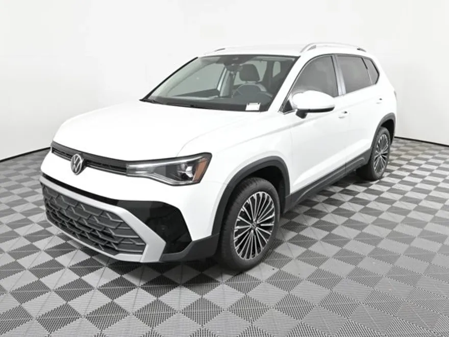 2025 Volkswagen Taos SE photo 1
