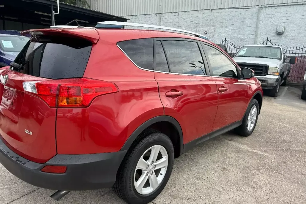 2013 Toyota RAV4 XLE photo 1