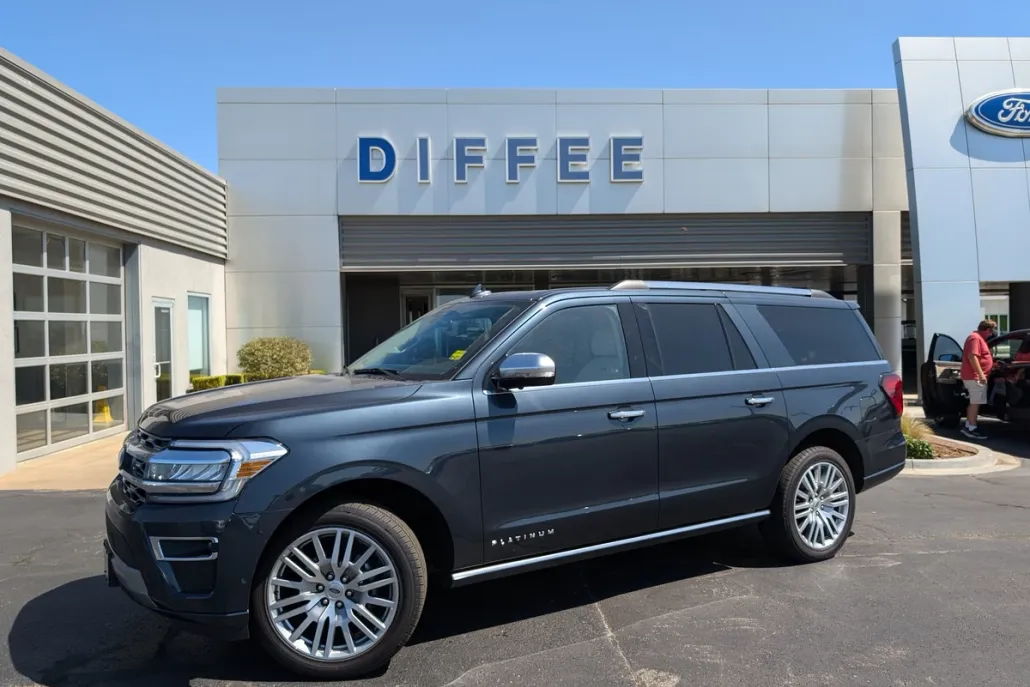 2024 Ford Expedition MAX Platinum photo 1