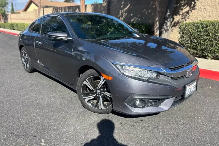 2017 Honda Civic Touring photo 1