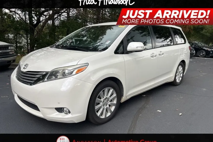 2017 Toyota Sienna Limited photo 1