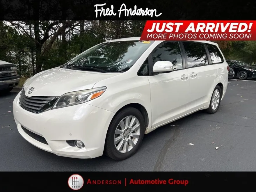 2017 Toyota Sienna Limited photo 1
