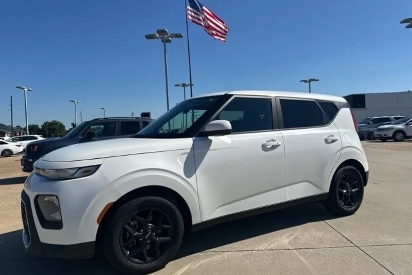 2022 Kia Soul S photo 1