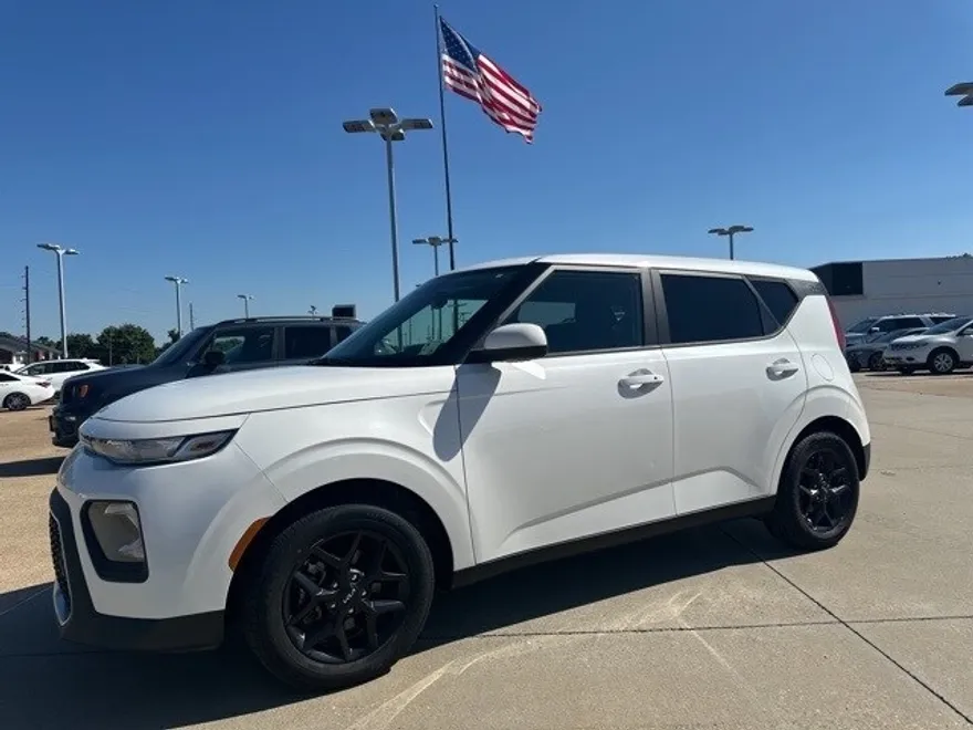 2022 Kia Soul S photo 1