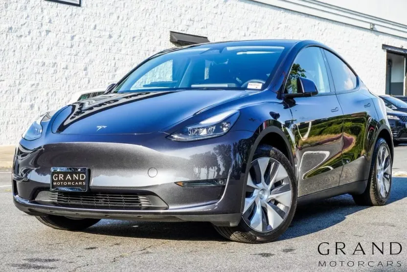 2024 Tesla Model Y Long Range photo 1