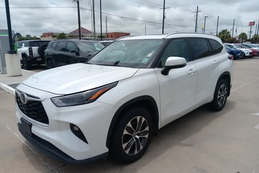 2023 Toyota Highlander L photo 1