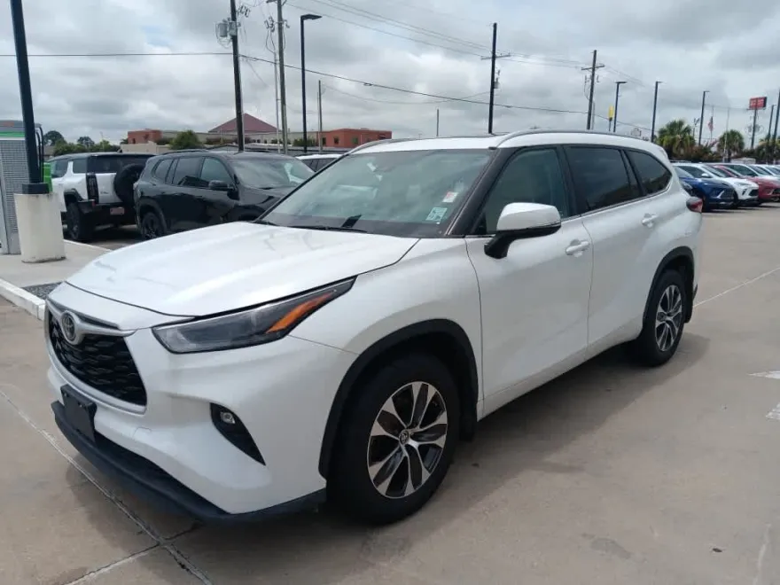 2023 Toyota Highlander L photo 1