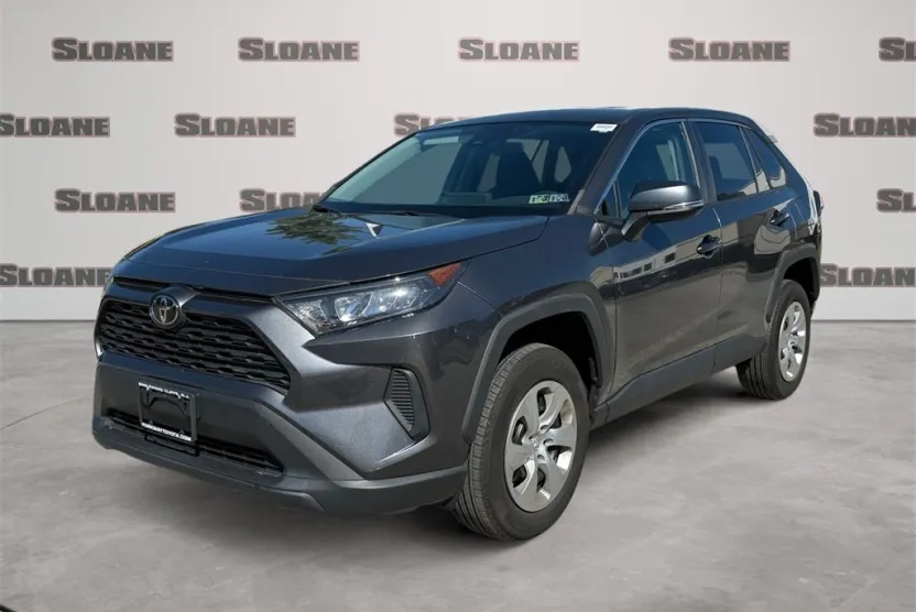 2022 Toyota RAV4 LE photo 1