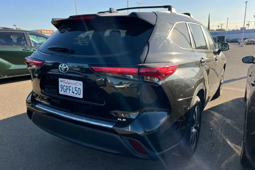 2023 Toyota Highlander XLE photo 1