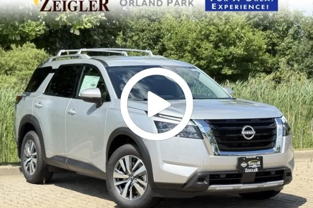 2025 Nissan Pathfinder SL photo 1