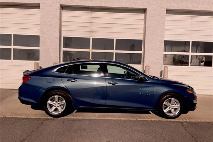 2024 Chevrolet Malibu photo 1