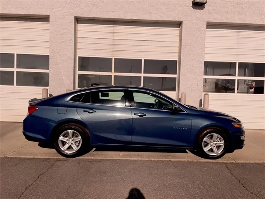 2024 Chevrolet Malibu photo 1