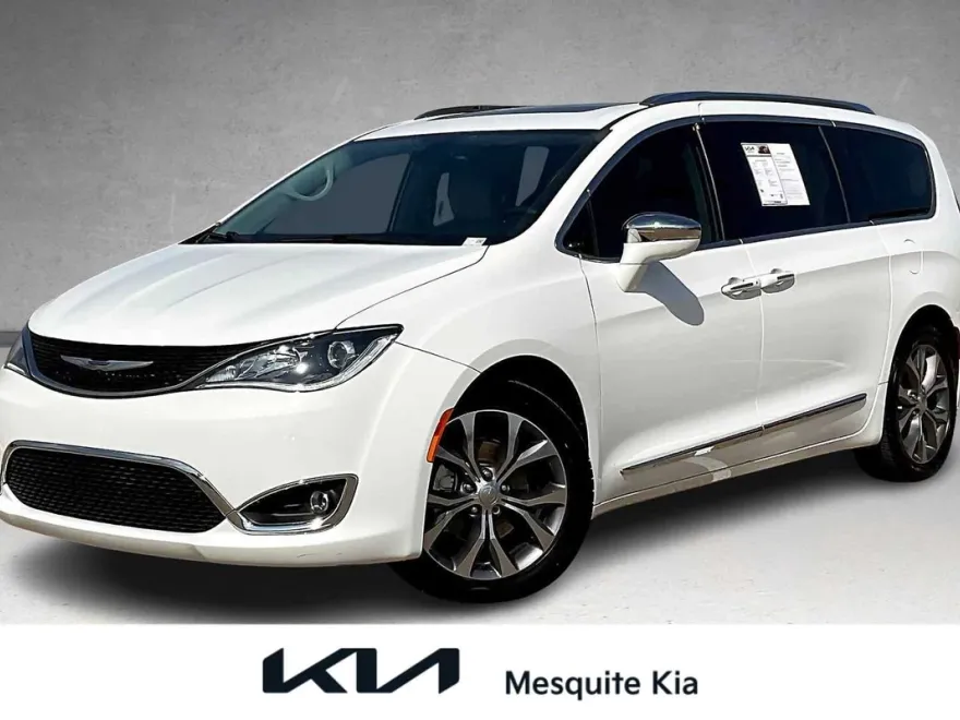 2019 Chrysler Pacifica Limited photo 1