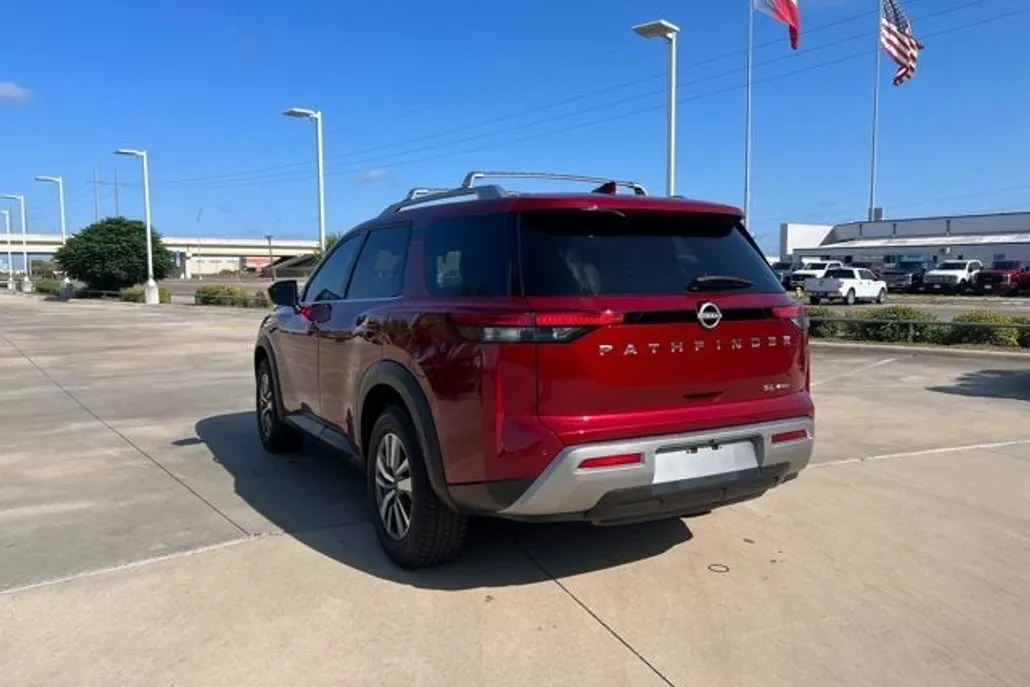 2023 Nissan Pathfinder SL photo 1