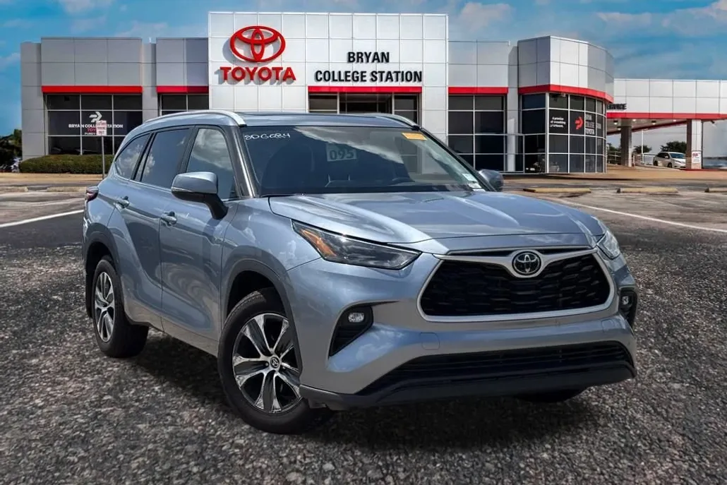 2023 Toyota Highlander XLE photo 1