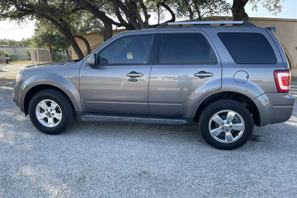 2010 Ford Escape Limited photo 1
