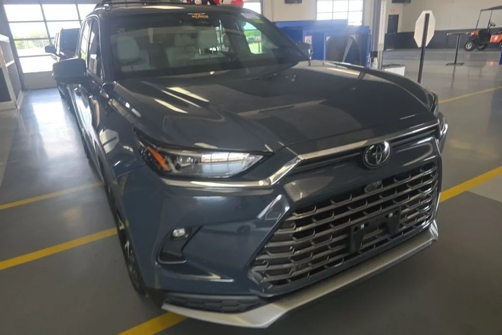 2024 Toyota Highlander Hybrid Limited photo 1