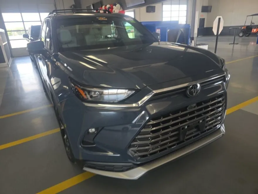 2024 Toyota Highlander Hybrid Limited photo 1
