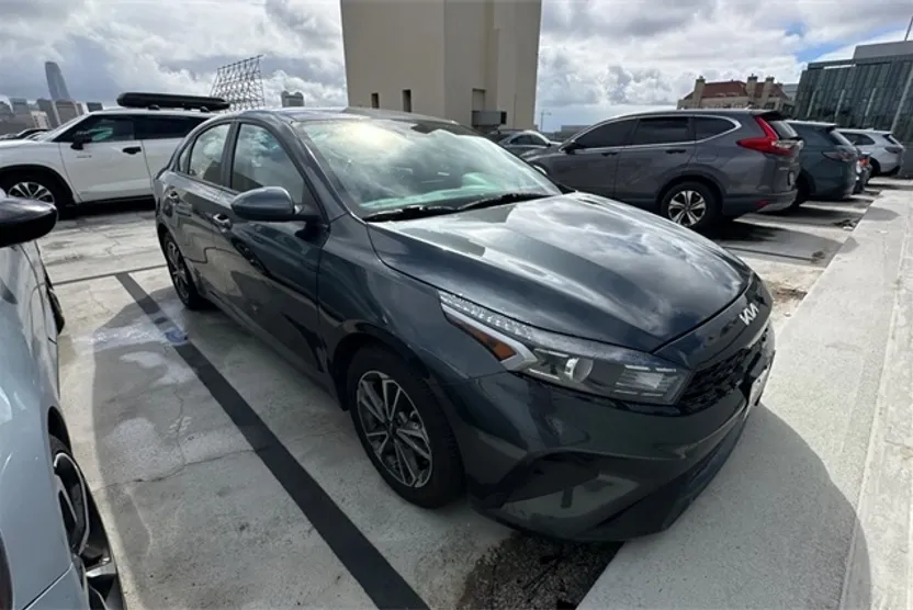 2022 Kia Forte LXS photo 1