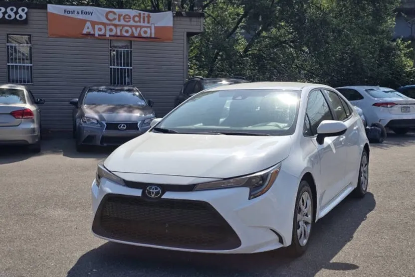 2021 Toyota Corolla LE photo 1