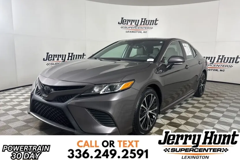 2020 Toyota Camry SE photo 1