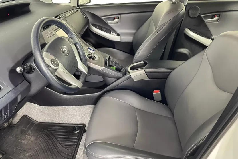 2015 Toyota Prius Four photo 1