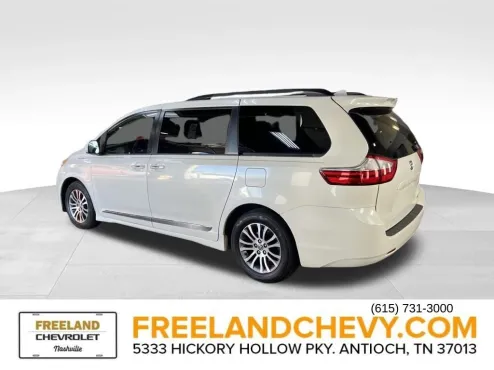 2019 Toyota Sienna XLE photo 4