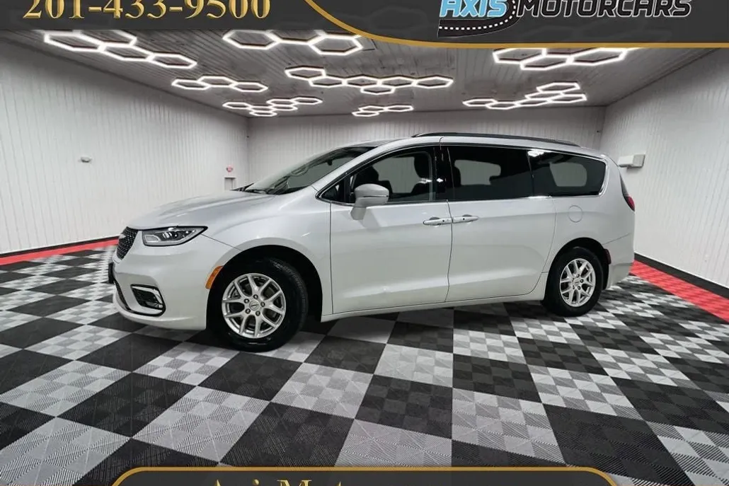 2022 Chrysler Pacifica Touring L photo 1