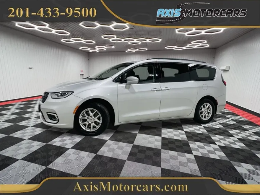 2022 Chrysler Pacifica Touring L photo 1