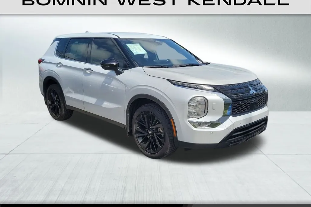 2023 Mitsubishi Outlander SE Black Edition photo 1