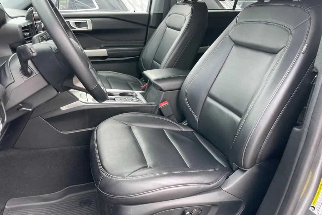 2023 Ford Explorer XLT photo 1