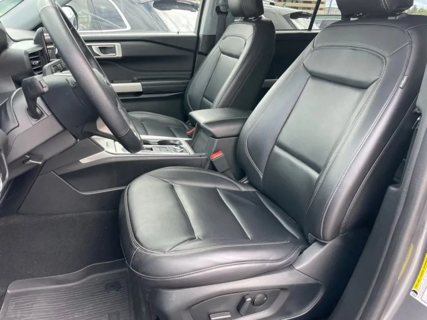 2023 Ford Explorer XLT photo 1