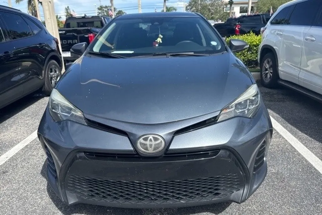 2017 Toyota Corolla SE photo 1