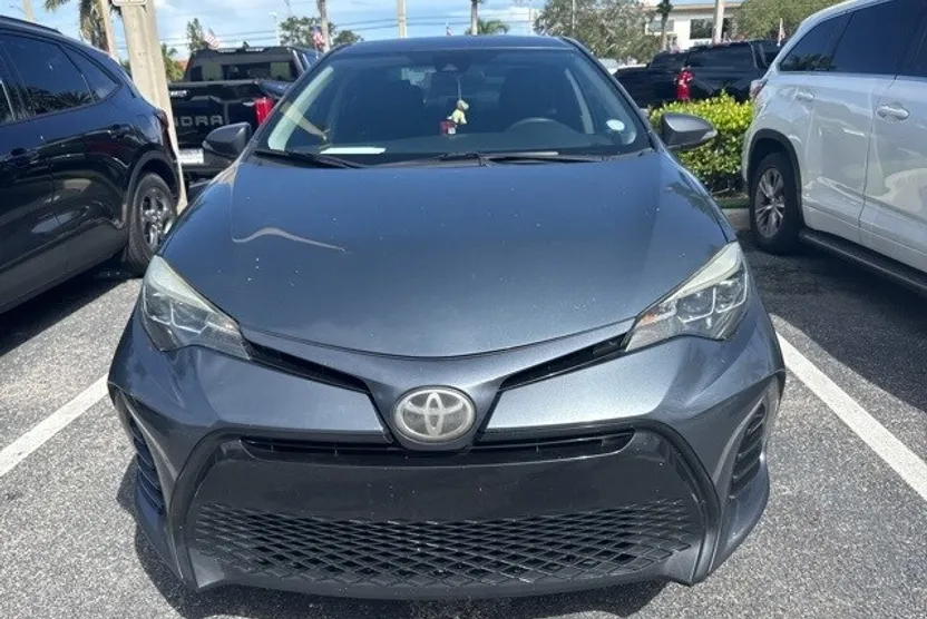 2017 Toyota Corolla SE photo 1