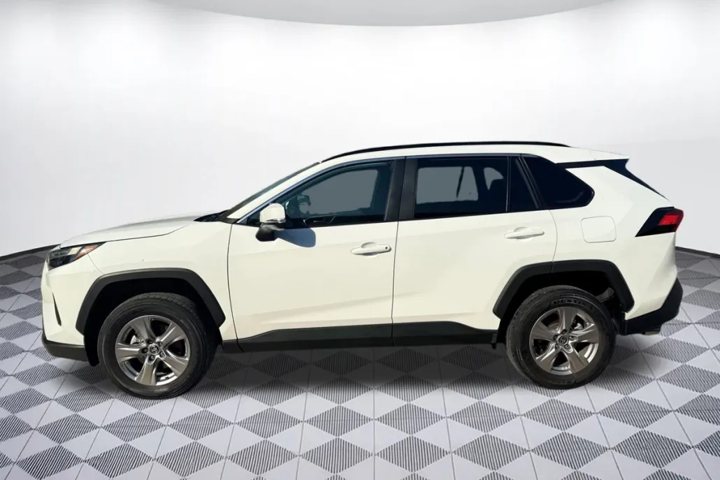 2022 Toyota RAV4 XLE photo 1