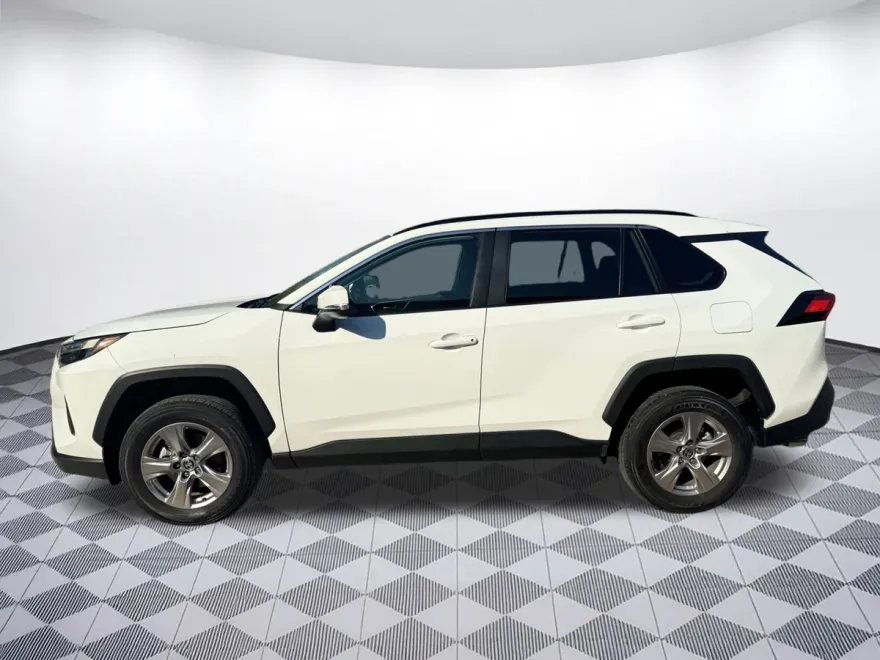 2022 Toyota RAV4 XLE photo 1