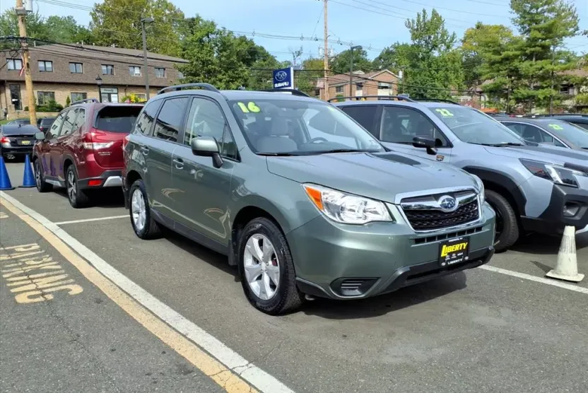 2016 Subaru Forester 2.5i Premium photo 1