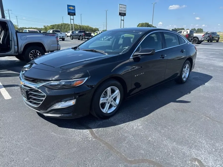 2024 Chevrolet Malibu 1LT photo 1