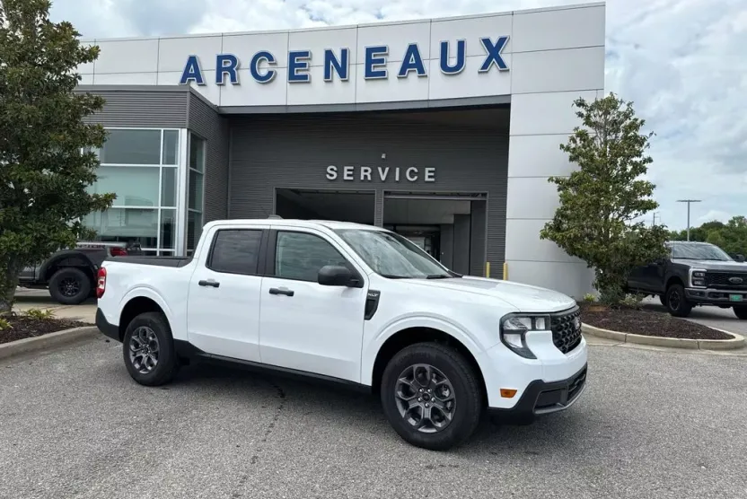 2025 Ford Maverick XLT photo 1