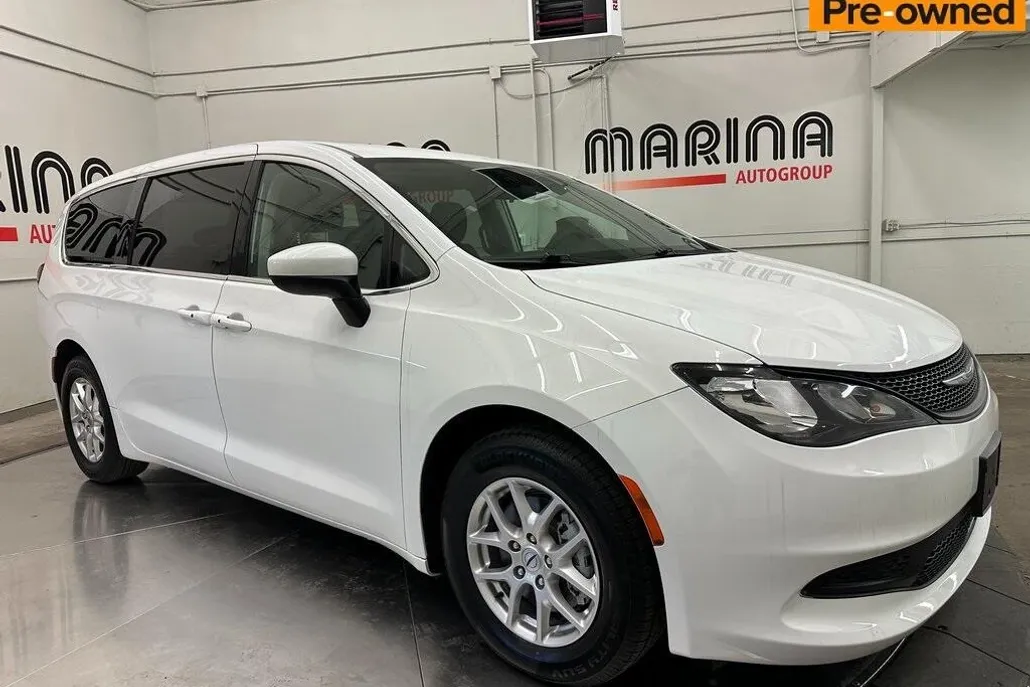 2022 Chrysler Voyager LX photo 1