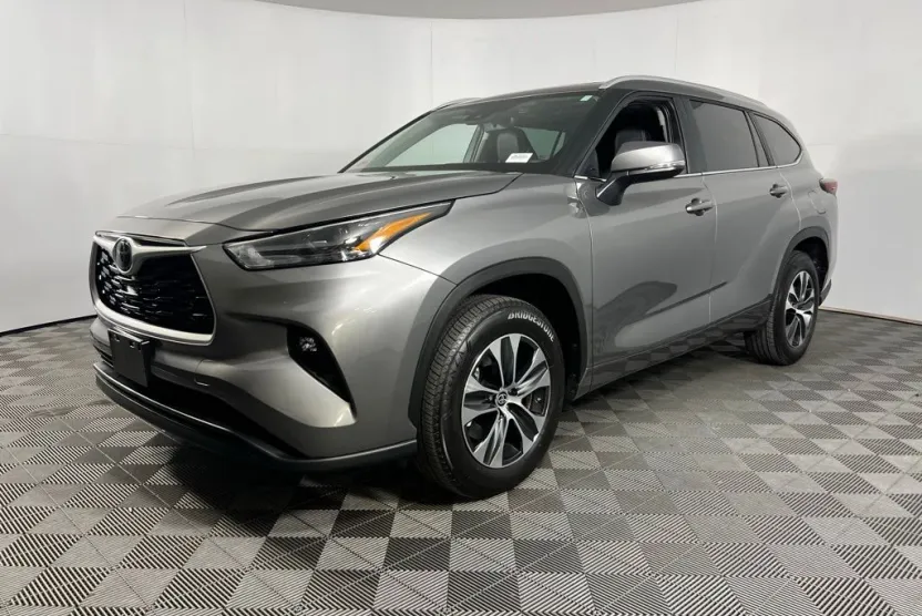 2025 Toyota Highlander XLE photo 1